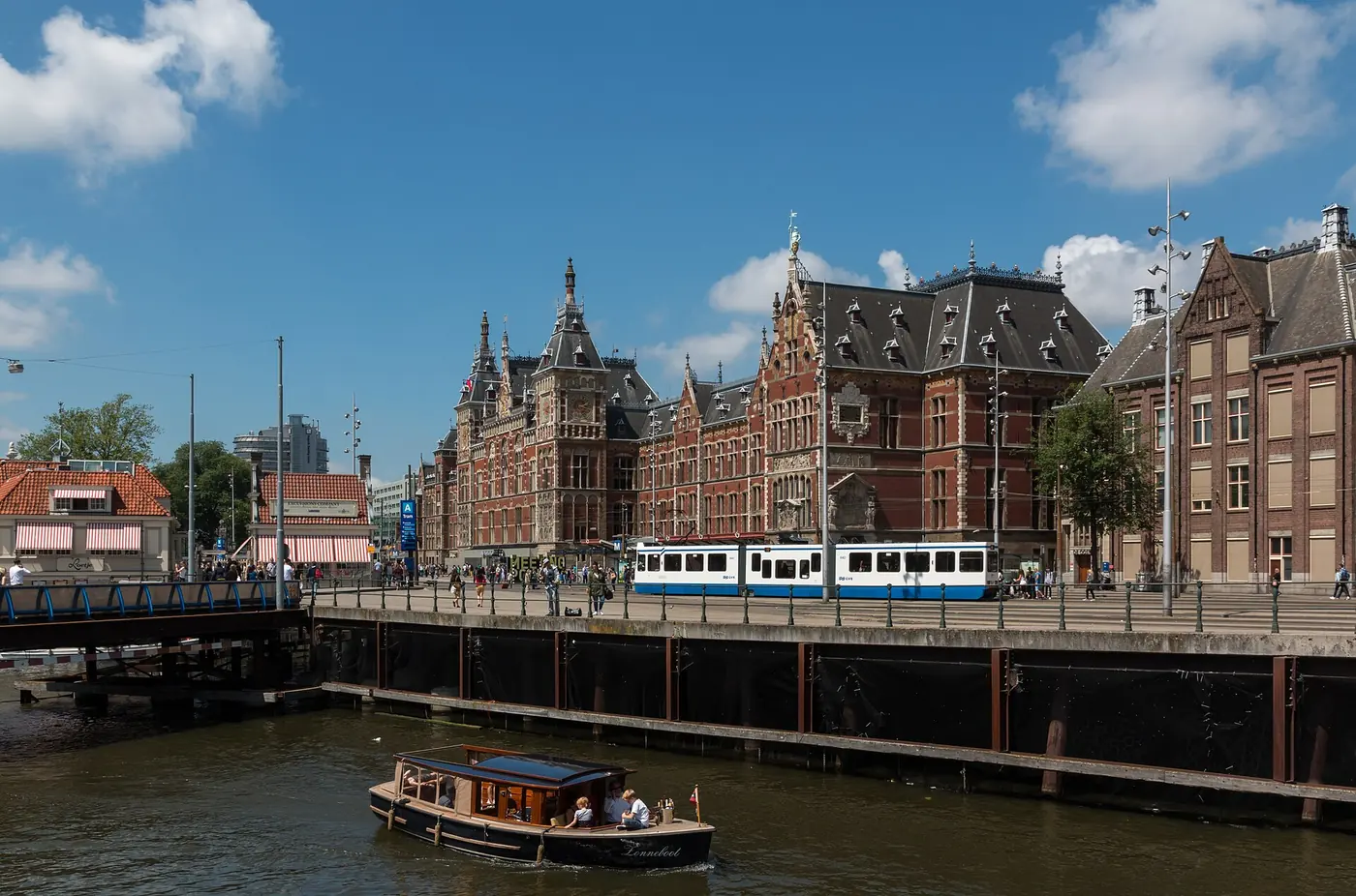 Station Amsterdam Centraal vanaf het water