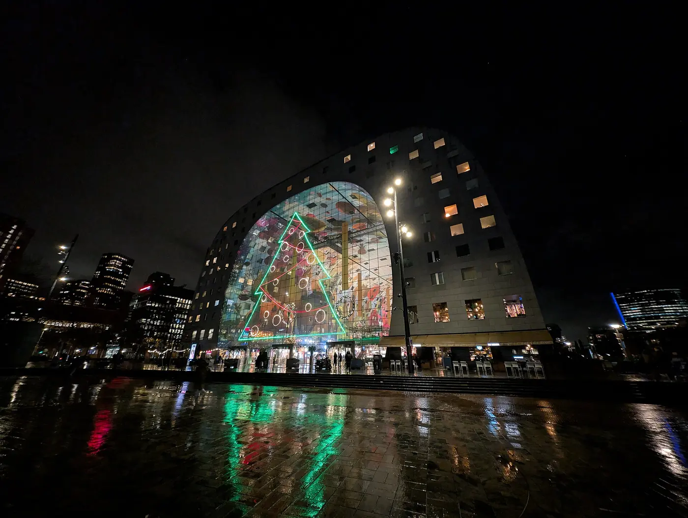 De Markthal in Rotterdam bij avond