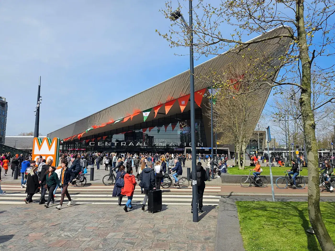 Reizigers voor het station Rotterdam Centraal
