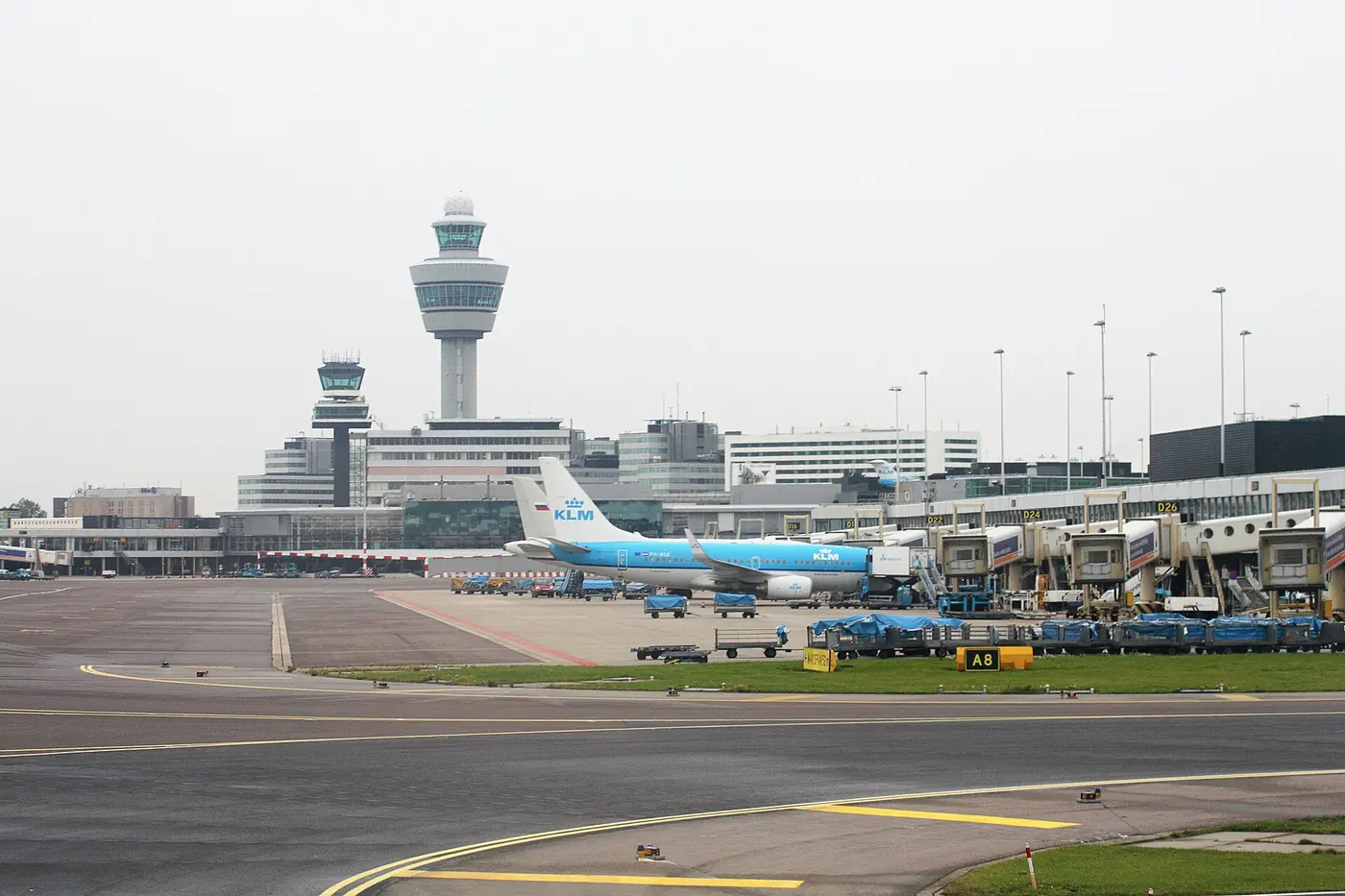 Vliegtuigen en verkeerstoren op Amsterdam Airport Schiphol